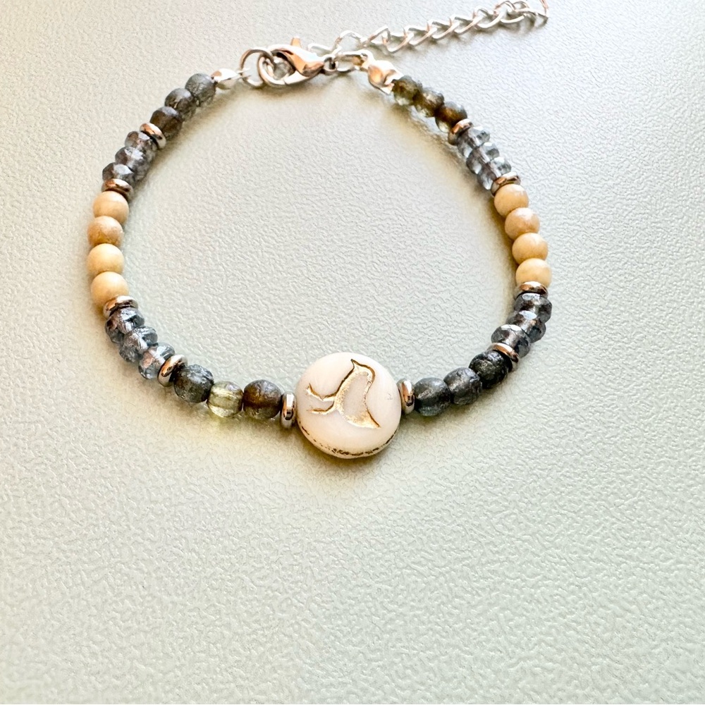 Elegant Beaded Bracelet with Cream and Gray Tones